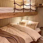 Old Retreat With Jacuzzi And Sauna アイツヴォル
