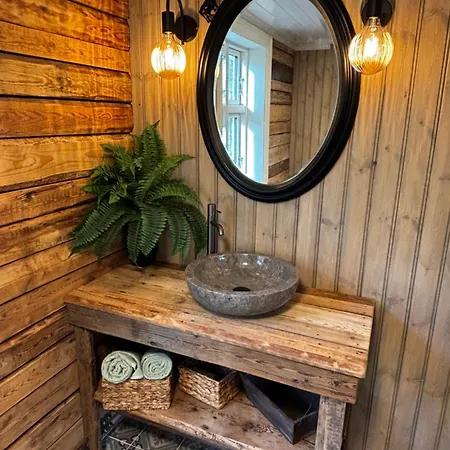 1850 Old Retreat With Jacuzzi And Sauna 度假居 *