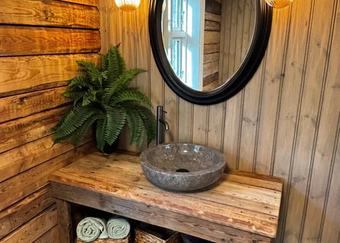 Old Retreat With Jacuzzi And Sauna 別荘 *